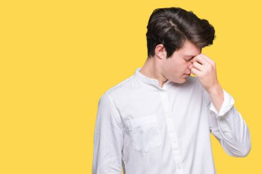 Genç yakışıklı iş adamı izole arka burun ve göz yorgunluğu ve baş ağrısı duygu sürtünme yorgun üzerinde. Stres ve hayal kırıklığı kavramı.