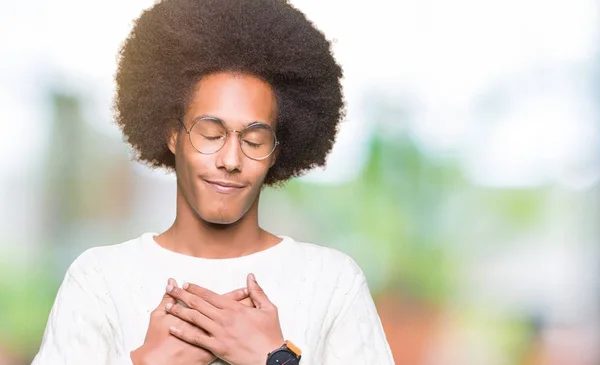 Americký Mladík Afro Vlasy Nosíš Brýle Úsměvem Ruce Hrudi Zavřenýma — Stock fotografie