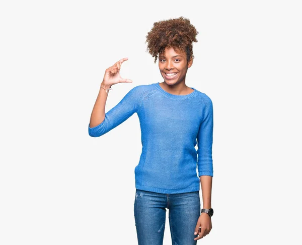 Linda Jovem Afro Americana Sobre Fundo Isolado Sorrindo Gestos Confiantes — Fotografia de Stock