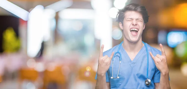 Joven Médico Vistiendo Uniforme Médico Sobre Fondo Aislado Gritando Con — Foto de Stock