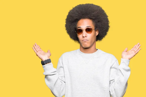 Jeune Homme Afro Américain Aux Cheveux Afro Portant Des Lunettes — Photo