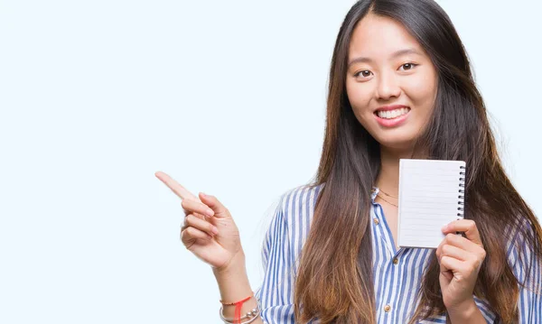 Joven Mujer Asiática Sosteniendo Cuaderno Sobre Fondo Aislado Muy Feliz —  Fotos de Stock