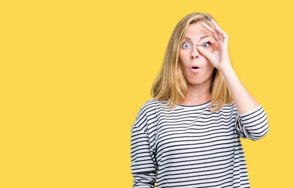 Mulher Bonita Usando Listras Camisola Sobre Fundo Isolado Fazendo Gesto — Fotografia de Stock