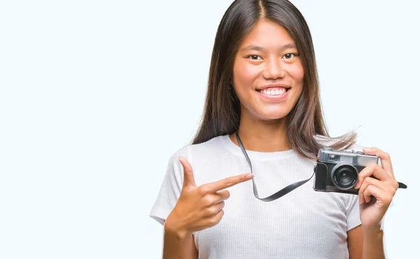 Joven Mujer Asiática Sosteniendo Vintagera Foto Cámara Sobre Aislado Fondo —  Fotos de Stock