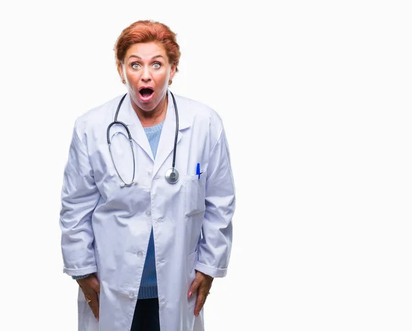 Senior Caucásico Médico Mujer Vistiendo Uniforme Médico Sobre Aislado Fondo — Foto de Stock