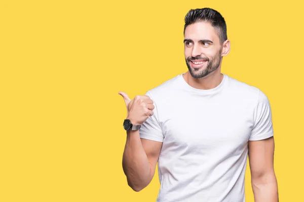 Hombre Joven Con Camiseta Blanca Casual Sobre Fondo Aislado Sonriendo —  Fotos de Stock