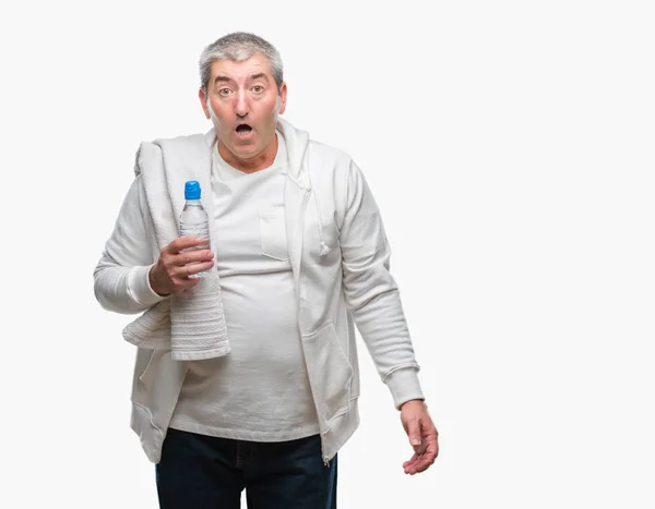 Красивий Старший Чоловік Тренується Тримаючи Рушник Пляшку Води Над Ізольованим — стокове фото