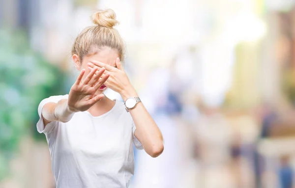 Mladá Krásná Blondýna Žena Nosí Bílé Tričko Přes Samostatný Pozadí — Stock fotografie