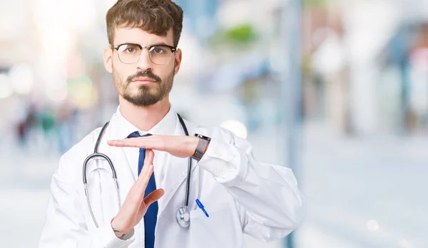 Junger Arzt Trägt Krankenhausmantel Über Isoliertem Hintergrund Und Macht Auszeit — Stockfoto