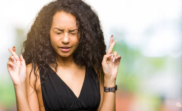 Jeune Belle Fille Aux Cheveux Bouclés Portant Une Jupe Mode — Photo