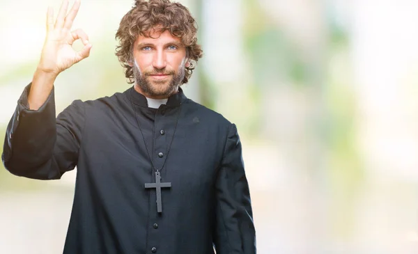 孤立した背景を浮かべて手と指で サインをしている肯定的な上男はハンサムなヒスパニック系のカトリックの司祭 成功した式 — ストック写真