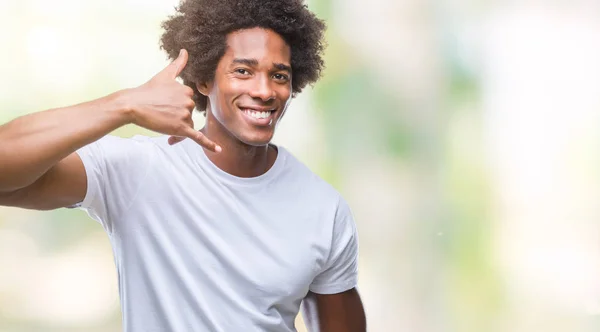 Afroamerikanischer Mann Mit Isoliertem Hintergrund Lächelt Und Macht Telefongesten Mit — Stockfoto