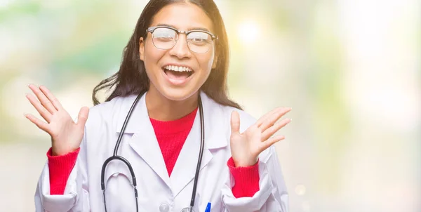 Genç Arap Doktor Kadın Deli Kutluyor Arka Plan Izole Başarı — Stok fotoğraf