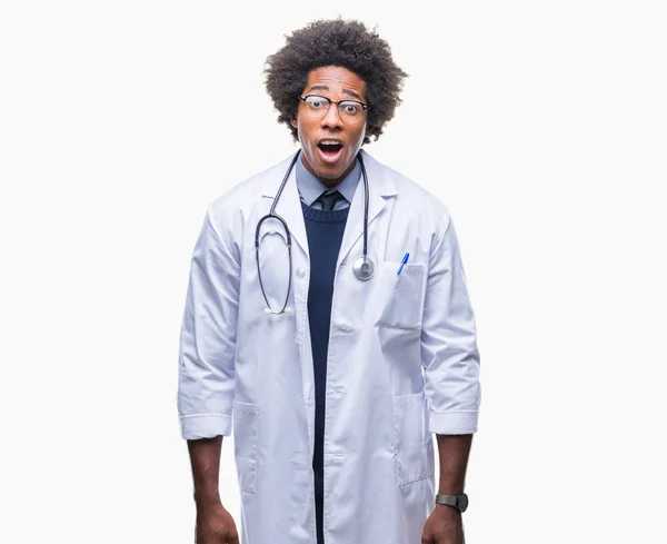 Afro Americano Médico Homem Sobre Isolado Fundo Medo Chocado Com — Fotografia de Stock