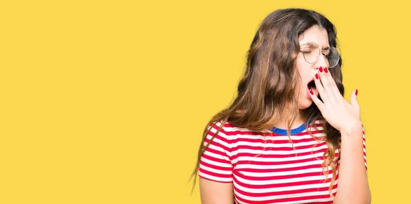 Joven Hermosa Mujer Con Gafas Aburridas Bostezo Cansado Cubriendo Boca —  Fotos de Stock