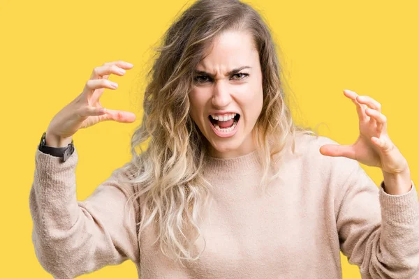 Sweatershirt üzerinde giyen genç güzel sarışın kadın arka plan boğazlamak istiyor eller öfke ile sinirli bağırarak deli bağırıp izole