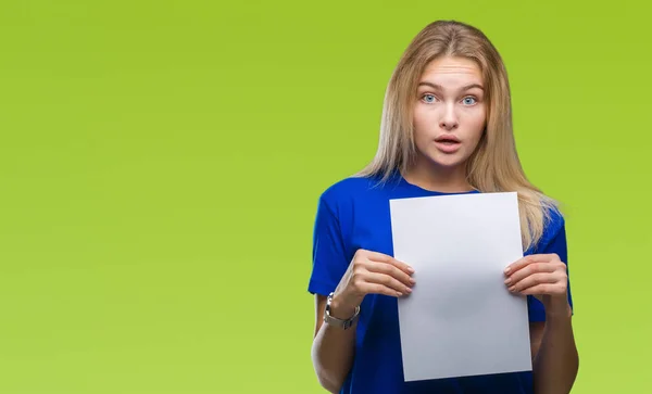 Young Caucasian Woman Holding Blank Paper Sheet Isolated Background Scared — Stock Photo, Image