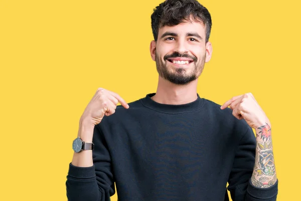 Jovem Homem Bonito Sobre Fundo Isolado Olhando Confiante Com Sorriso — Fotografia de Stock