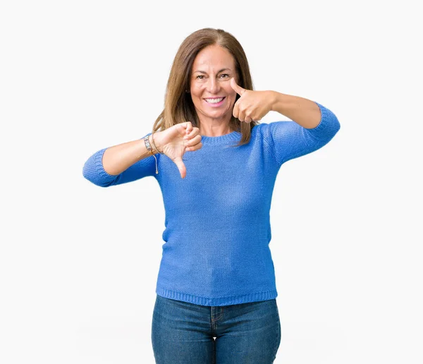 Mulher Bonita Meia Idade Vestindo Camisola Inverno Sobre Fundo Isolado — Fotografia de Stock