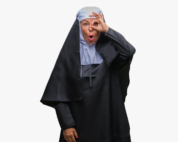 Monja Católica Cristiana Mayor Mediana Edad Sobre Fondo Aislado Haciendo — Foto de Stock