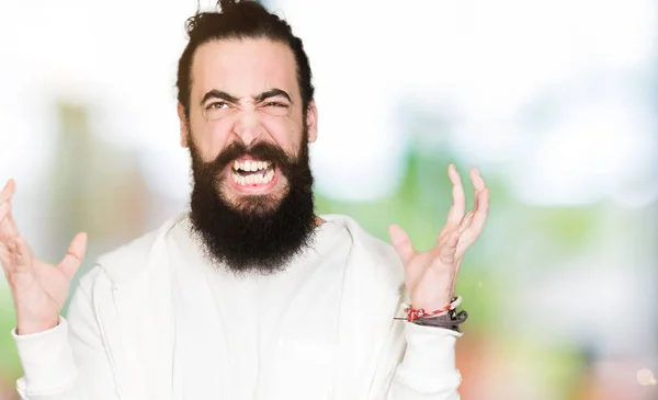 Jovem Com Cabelos Longos Barba Vestindo Camisola Esportiva Louco Louco — Fotografia de Stock