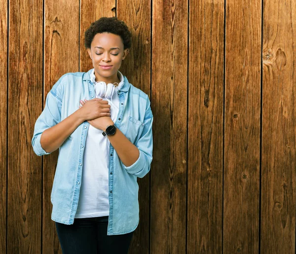 Mujer Afroamericana Joven Con Auriculares Sobre Fondo Aislado Sonriendo Con —  Fotos de Stock