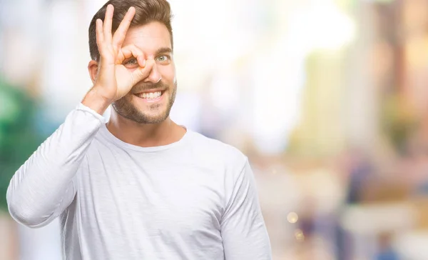 Joven Hombre Guapo Sobre Fondo Aislado Haciendo Buen Gesto Con —  Fotos de Stock