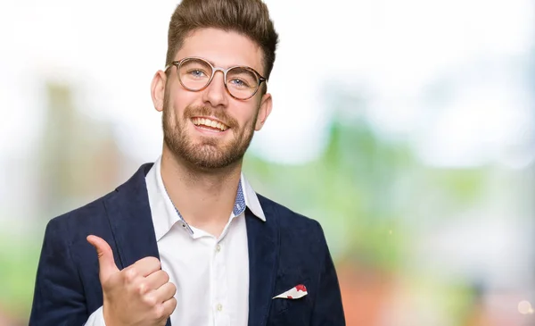 Jovem Homem Negócios Bonito Usando Óculos Fazendo Polegares Felizes Gesto — Fotografia de Stock