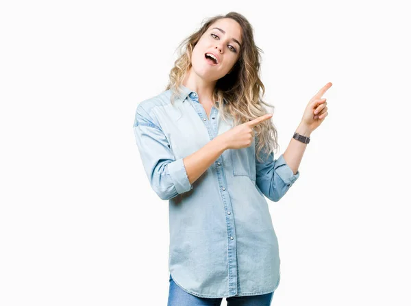 Linda Jovem Loira Sobre Fundo Isolado Sorrindo Olhando Para Câmera — Fotografia de Stock