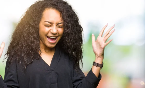 Joven Chica Hermosa Con Pelo Rizado Usando Vestido Elegante Celebrando — Foto de Stock