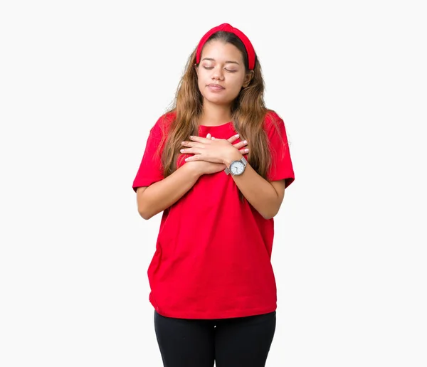 Joven Hermosa Morena Vistiendo Camiseta Roja Sobre Fondo Aislado Sonriendo — Foto de Stock