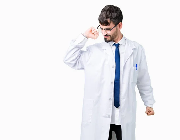 Giovane Scienziato Professionista Uomo Indossa Camice Bianco Sfondo Isolato Che — Foto Stock