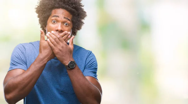 Afro Americano Sobre Fundo Isolado Chocado Cobrindo Boca Com Mãos — Fotografia de Stock