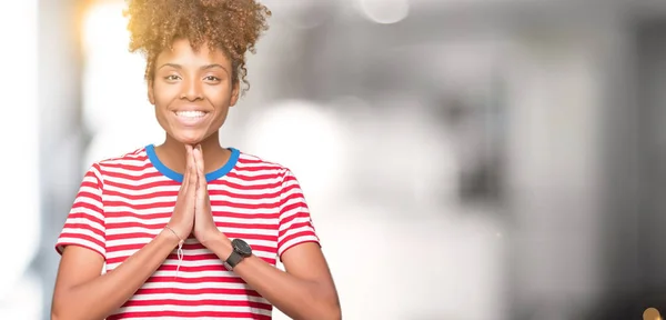 Vackra Unga Afroamerikanska Kvinnan Över Isolerade Bakgrund Ber Med Händerna — Stockfoto