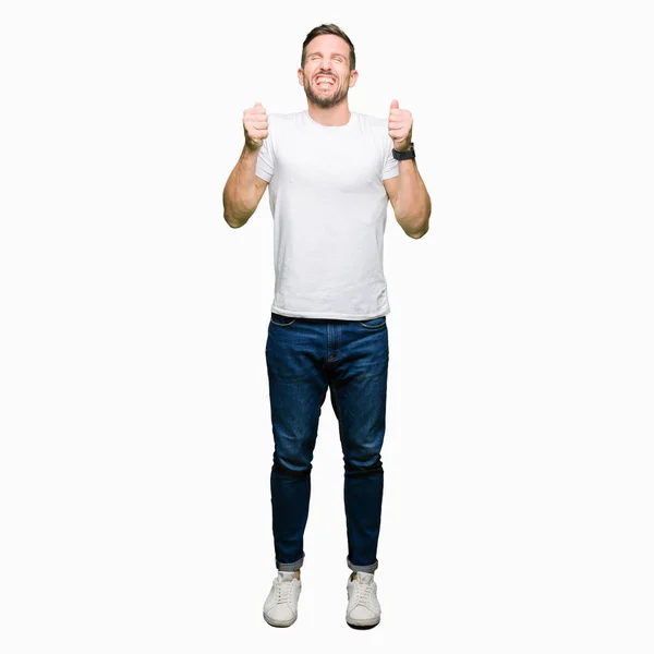 Pohledný Muž Nosí Ležérní Bílé Tričko Nadšeni Pro Úspěch Náručí — Stock fotografie