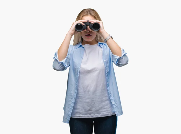 Junge Kaukasische Frau Mit Fernglas Über Isoliertem Hintergrund Erschrocken Mit — Stockfoto