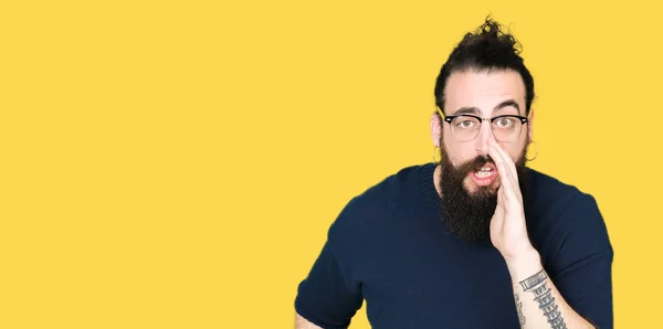 Homem Jovem Hipster Com Cabelos Longos Barba Vestindo Óculos Mão — Fotografia de Stock