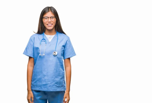 Jonge Aziatische Dokter Vrouw Geïsoleerde Achtergrond Met Een Gelukkig Cool — Stockfoto