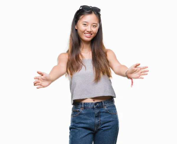 Ung Asiatisk Kvinna Som Bär Solglasögon Över Isolerade Bakgrund Tittar — Stockfoto