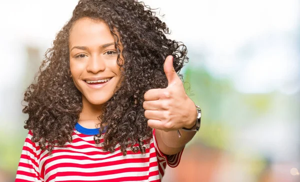 Mooie Jongedame Met Het Dragen Van Krullend Haar Strepen Shirt — Stockfoto