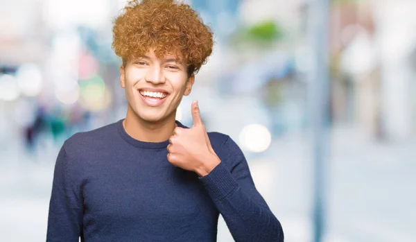 Stilig Ung Man Med Afro Hår Gör Glad Tummen Upp — Stockfoto