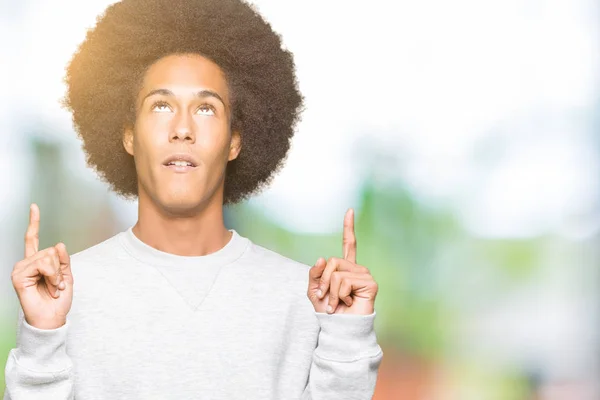 Joven Afroamericano Con Cabello Afro Vistiendo Sudadera Deportiva Asombrado Sorprendido —  Fotos de Stock