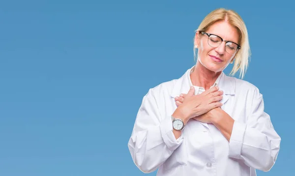 Mujer Terapeuta Rubia Mediana Edad Con Abrigo Blanco Sobre Fondo —  Fotos de Stock