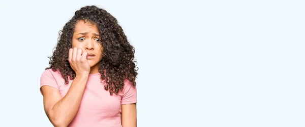 Mulher Bonita Nova Com Cabelo Encaracolado Vestindo Camiseta Rosa Olhando — Fotografia de Stock