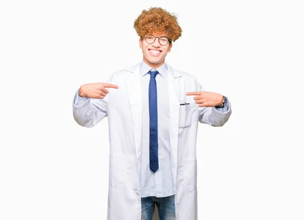 Νέος Επιστήμονας Όμορφος Άνδρας Φορώντας Γυαλιά Αναζητούν Αυτοπεποίθηση Χαμόγελο Στο — Φωτογραφία Αρχείου