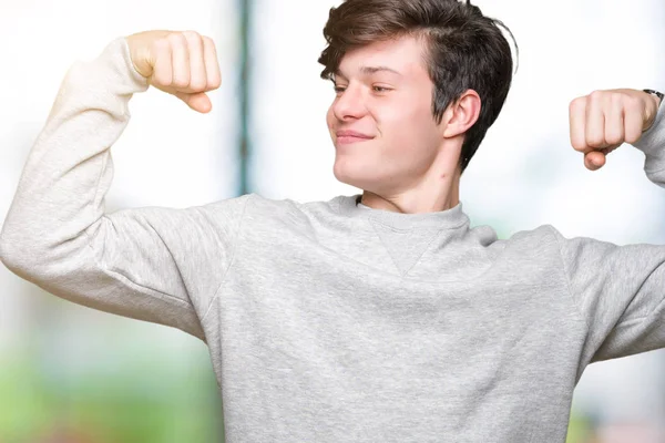 Knappe Sportieve Jongeman Sweatshirt Geïsoleerde Achtergrond Weergegeven Armen Spieren Glimlachend — Stockfoto
