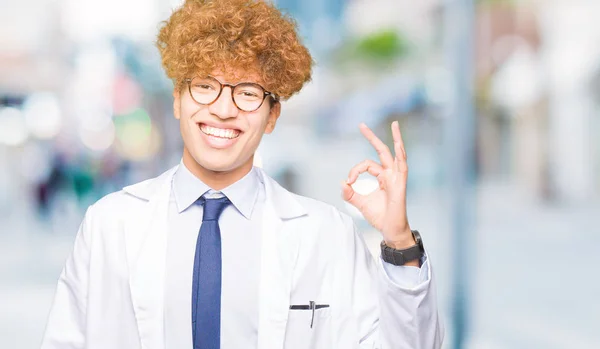 Giovane Scienziato Bello Uomo Con Gli Occhiali Sorridente Positivo Facendo — Foto Stock