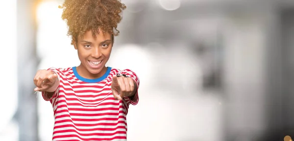 Vackra Unga Afroamerikanska Kvinnan Över Isolerade Bakgrund Peka Dig Och — Stockfoto