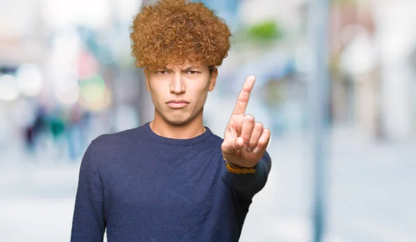 Jovem Homem Bonito Com Cabelo Afro Apontando Com Dedo Para — Fotografia de Stock