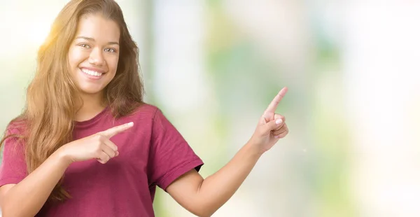 Young Beautiful Brunette Woman Isolated Background Smiling Looking Camera Pointing — Φωτογραφία Αρχείου